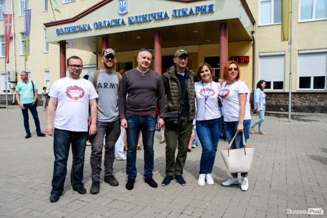 Люди з пересадженими органами посадили біля лікарні у Луцьку Алею життя. ФОТО