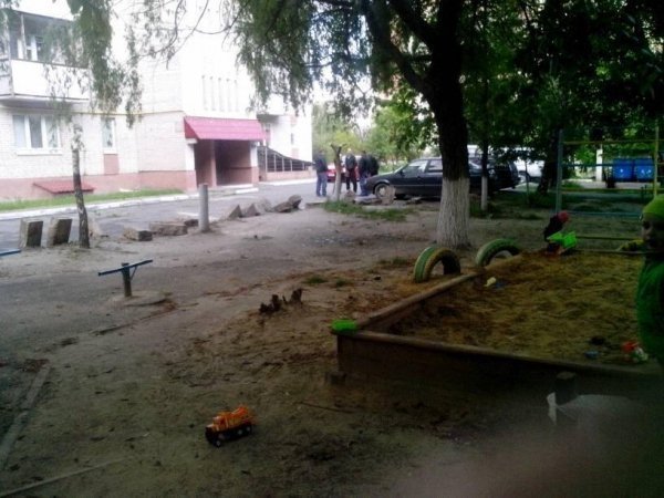 Луцькі водії паркують авто на дитячому майданчику. ФОТО