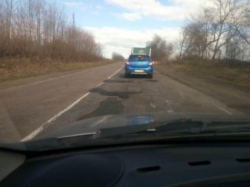 Активіст розкритикував стан дороги Луцьк-Київ. ФОТО