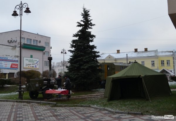 На луцькому Євромайдані гріють і годують. ФОТО