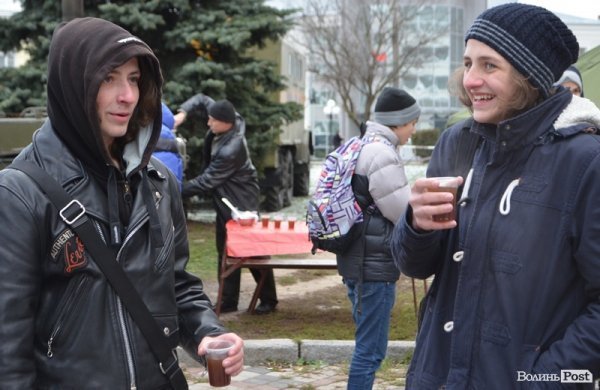 На луцькому Євромайдані гріють і годують. ФОТО