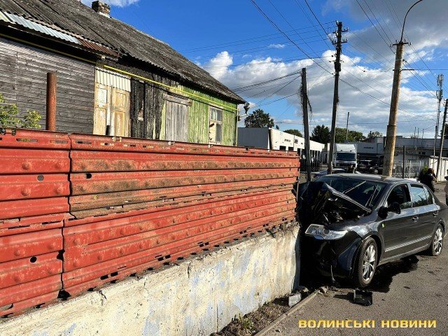 Водію стало зле: у Луцьку автівка збила дорожній знак та в`їхала в огорожу. ФОТО
