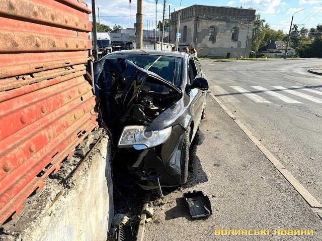 Водію стало зле: у Луцьку автівка збила дорожній знак та в`їхала в огорожу. ФОТО