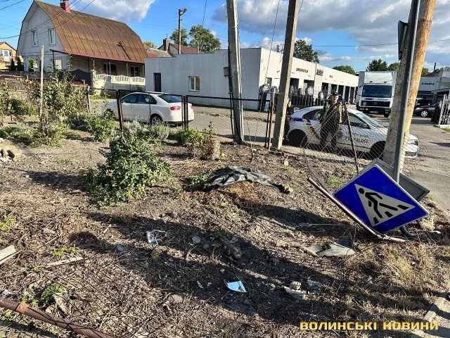 Водію стало зле: у Луцьку автівка збила дорожній знак та в`їхала в огорожу. ФОТО