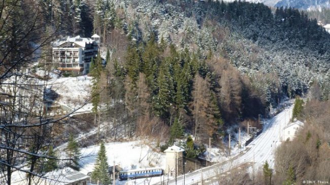 Кілька місяців тому санаторій доктора Штюлінґера (будівля ліворуч на фото) довелося закрити через те, що грошовий кран українців перекрили