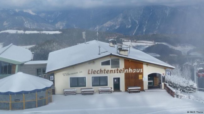 Гостей ресторану Liechtensteinhaus на вершині «чарівної гори» годує компанія Ambikom GmbH депутата Віктора Шевченка