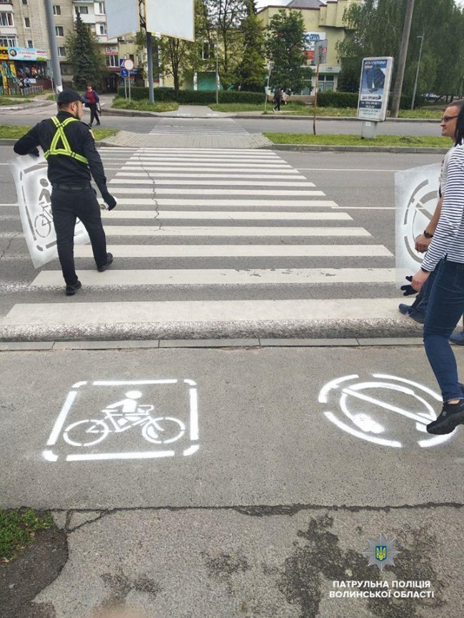 «Зніми навушники», «Візьми дитину за руку»: у Луцьку перед переходами розмістили «нагадайки» для пішоходів