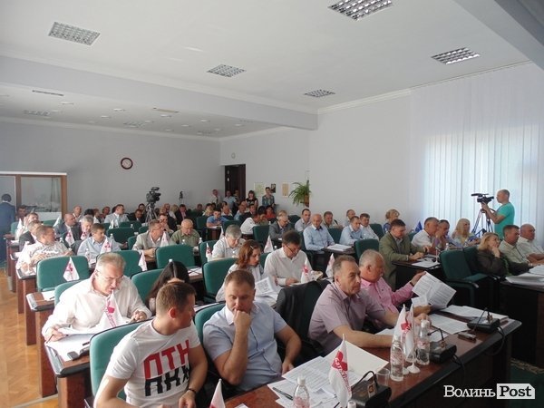 Луцький депутат прийшов на сесію в футболці «ПТН ПНХ». ФОТО