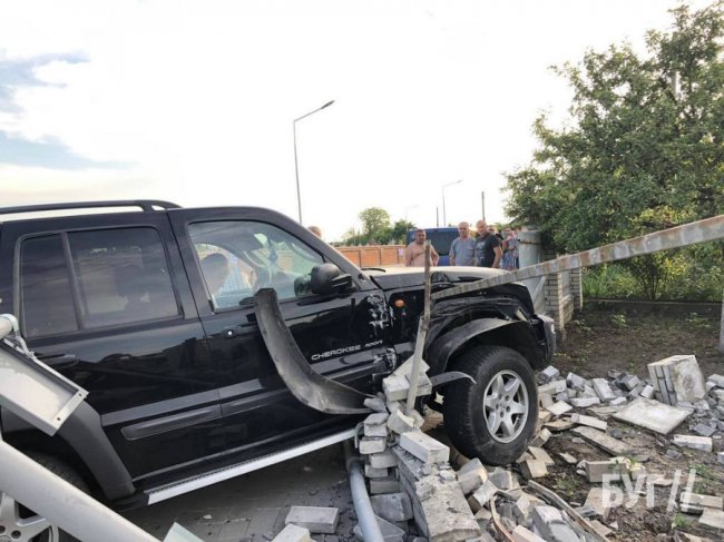 У Володимирі позашляховик зніс паркан та дорожній знак. ФОТО