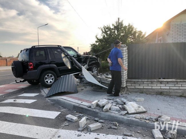 У Володимирі позашляховик зніс паркан та дорожній знак. ФОТО