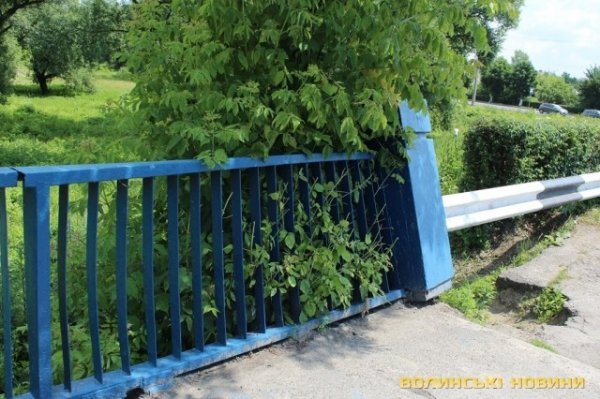 У Луцьку руйнуються поручні мосту. ФОТО