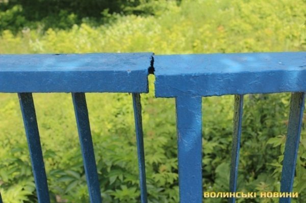 У Луцьку руйнуються поручні мосту. ФОТО