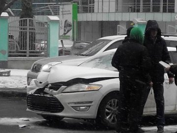 У Луцьку легковик «поцілував» вантажівку. ФОТО