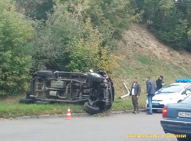 У Луцьку авто знесло стовп і перекинулося. ФОТО