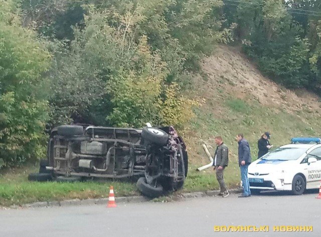У Луцьку авто знесло стовп і перекинулося. ФОТО