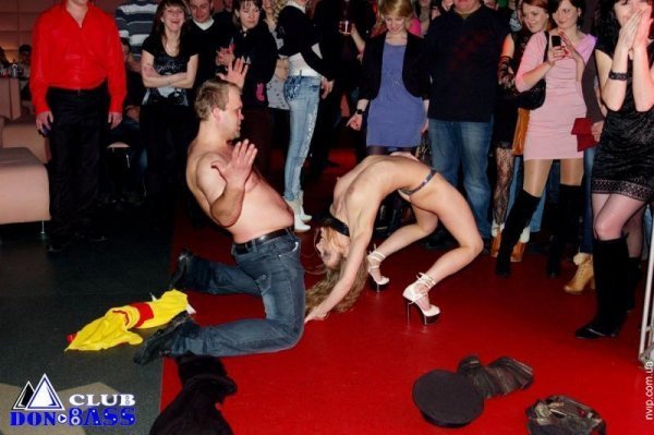 У Нововолинську обурені лесбійським шоу в клубі