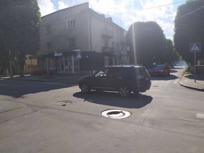 Луцьких водіїв попереджають про небезпечний каналізаційний люк на перехресті. ФОТО