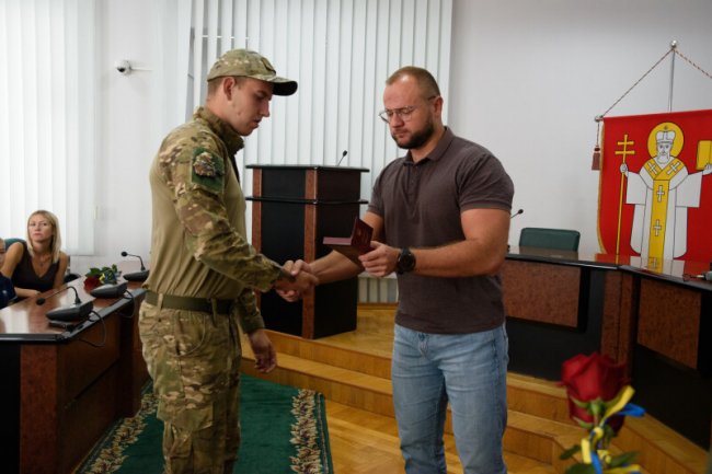 У Луцьку рідним загиблих Героїв вручили їхні нагороди