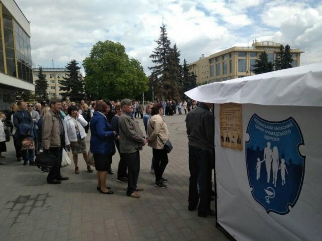 У центрі Луцька  – довжелезна черга охочих безкоштовно перевірити родимки