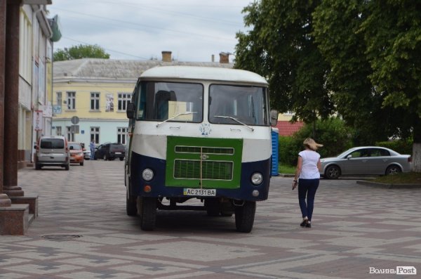 Автобус, який знаходиться на балансі установи