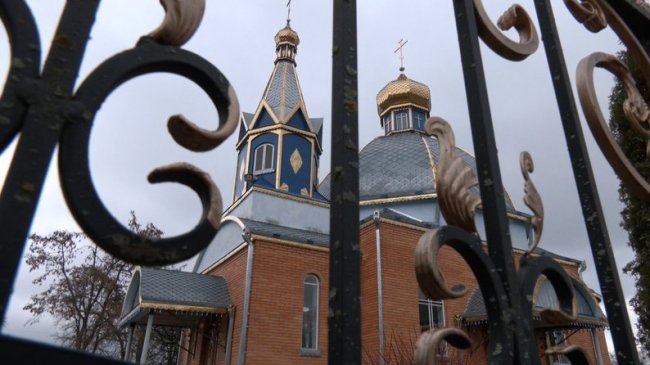 «Досі болить те, що воїна, який пішов у перші дні добровольцем, не дозволили відспівати в місцевій церкві» - дружина Героя з Волині