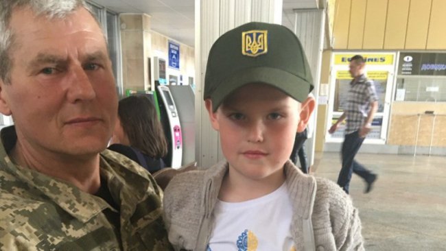 «Досі болить те, що воїна, який пішов у перші дні добровольцем, не дозволили відспівати в місцевій церкві» - дружина Героя з Волині