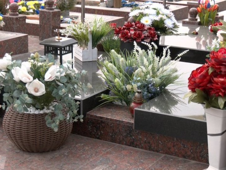 Рослини, які не зникають: що відбувається зі штучними квітами з кладовищ Луцька