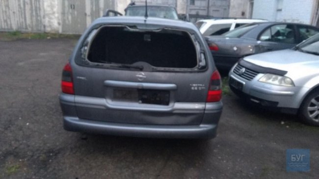 В знак протесту: на Волині чоловіки потрощили свій автомобіль. ФОТО