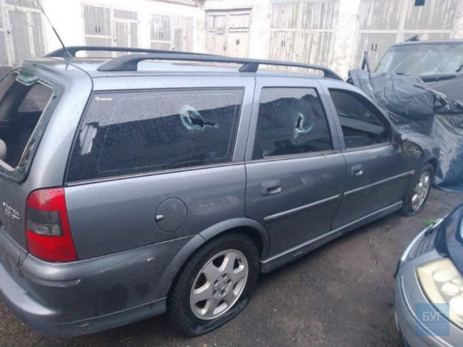 В знак протесту: на Волині чоловіки потрощили свій автомобіль. ФОТО