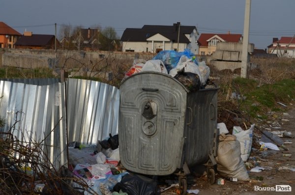 Під школою у Луцьку – купи сміття. ФОТО