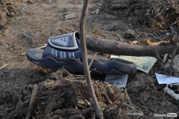 Під школою у Луцьку – купи сміття. ФОТО