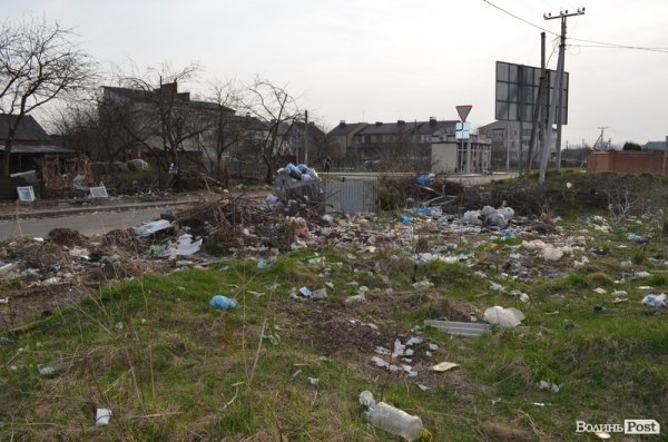 Під школою у Луцьку – купи сміття. ФОТО