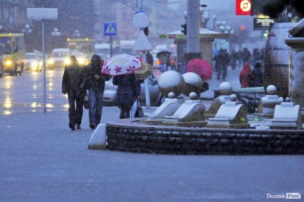 Перший сніг у Луцьку: холодно, вітряно, мокро. ФОТО. ВІДЕО
