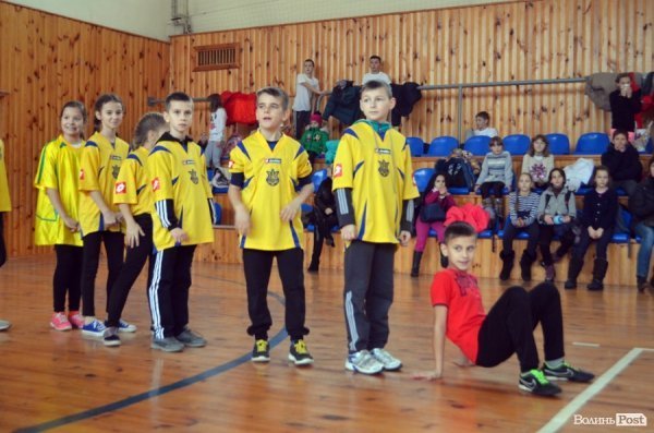 Бігали, раділи, вболівали: у Ковелі школярі змагалися на святкових «Веселих стартах»
