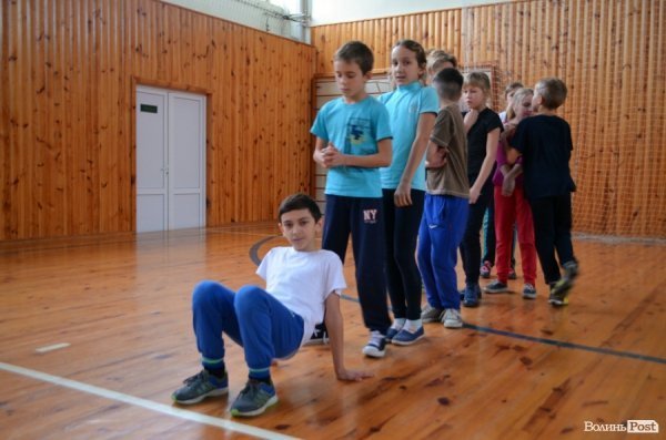 Бігали, раділи, вболівали: у Ковелі школярі змагалися на святкових «Веселих стартах»