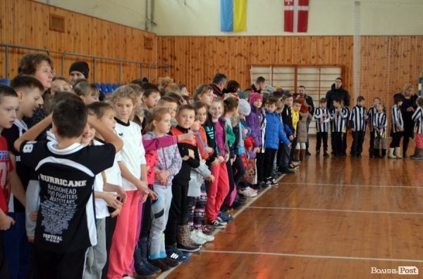 Бігали, раділи, вболівали: у Ковелі школярі змагалися на святкових «Веселих стартах»