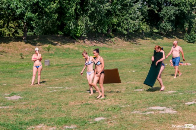 Стир, фонтани і вуличні душі: як у Луцьку рятуються від спеки. ФОТО