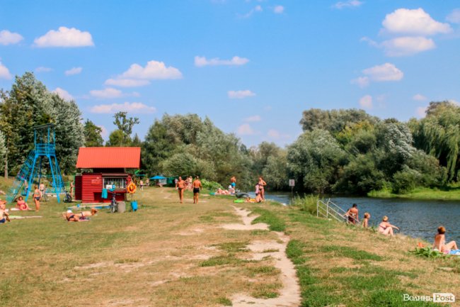 Стир, фонтани і вуличні душі: як у Луцьку рятуються від спеки. ФОТО