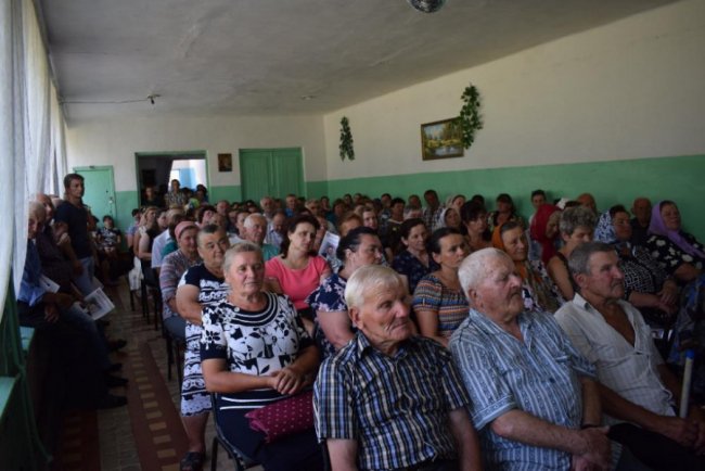 Будинки без електрики і штрафи за самогонку: ратнівчани розповіли Степану Івахіву про свої проблеми. ФОТО*