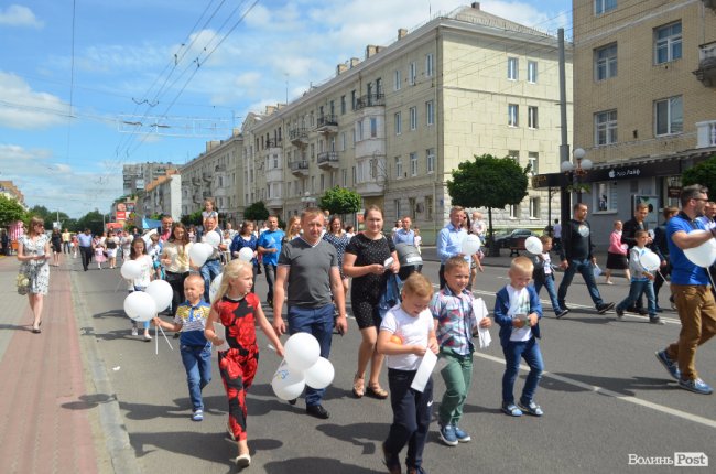 Молодята, транспаранти, усмішки: Луцьком пройшов «парад щасливих родин»