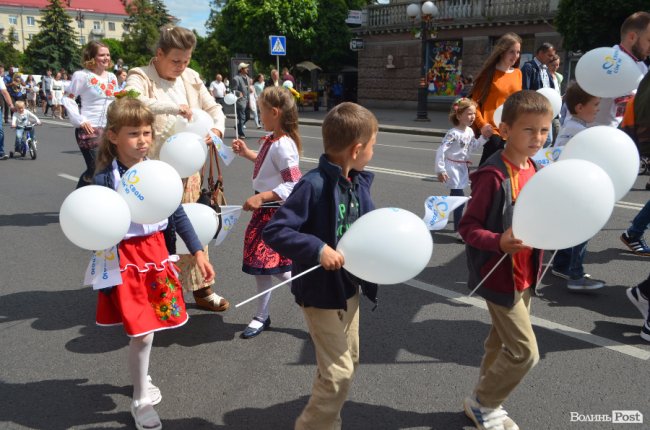 Молодята, транспаранти, усмішки: Луцьком пройшов «парад щасливих родин»