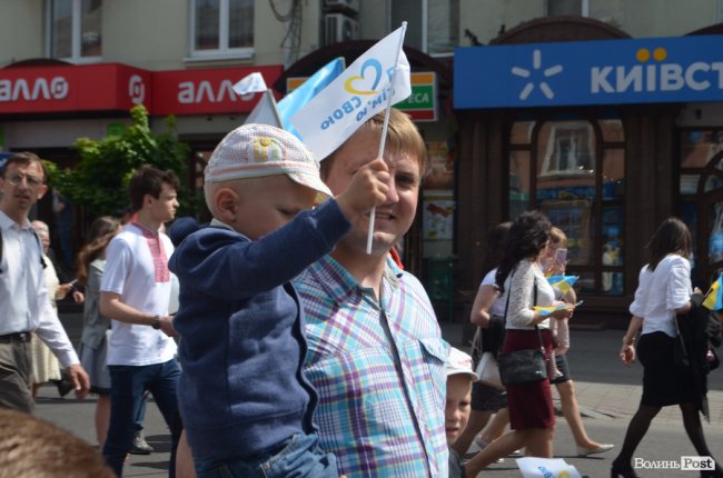 Молодята, транспаранти, усмішки: Луцьком пройшов «парад щасливих родин»