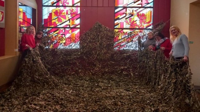 Музейниці з Луцька відправили маскувальну сітку для бійців в ООС