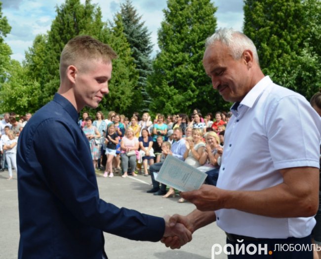 Розкішні сукні і танець батьків під російську «попсу»: випускний у школі на Волині. ВІДЕО. ФОТО