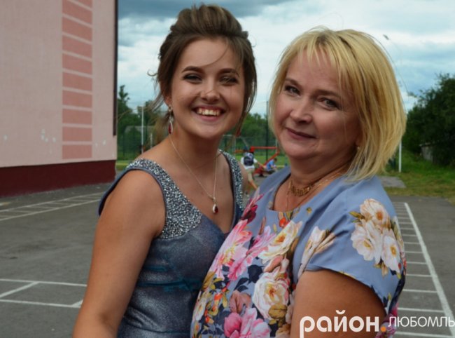 Розкішні сукні і танець батьків під російську «попсу»: випускний у школі на Волині. ВІДЕО. ФОТО