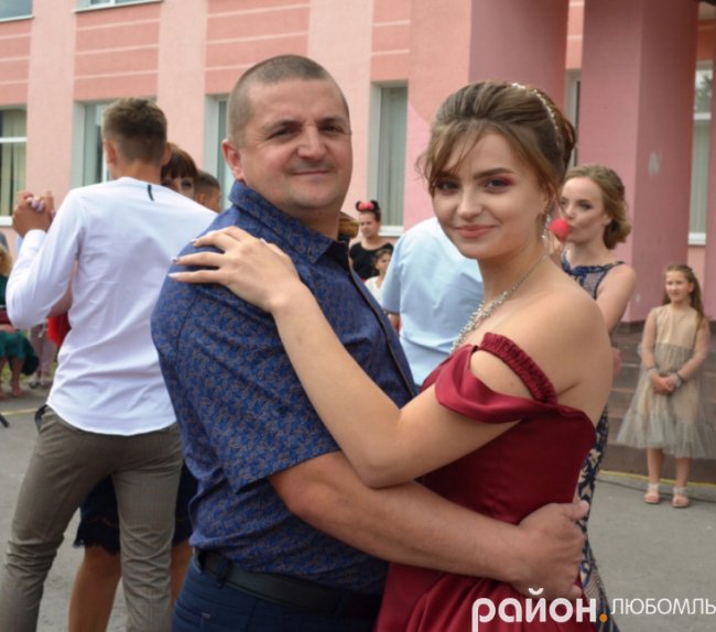 Розкішні сукні і танець батьків під російську «попсу»: випускний у школі на Волині. ВІДЕО. ФОТО