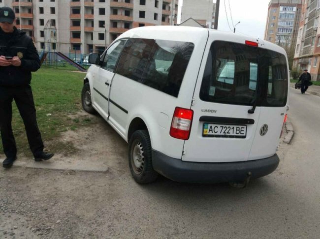 У Луцьку оголосили війну паркуванню на газонах