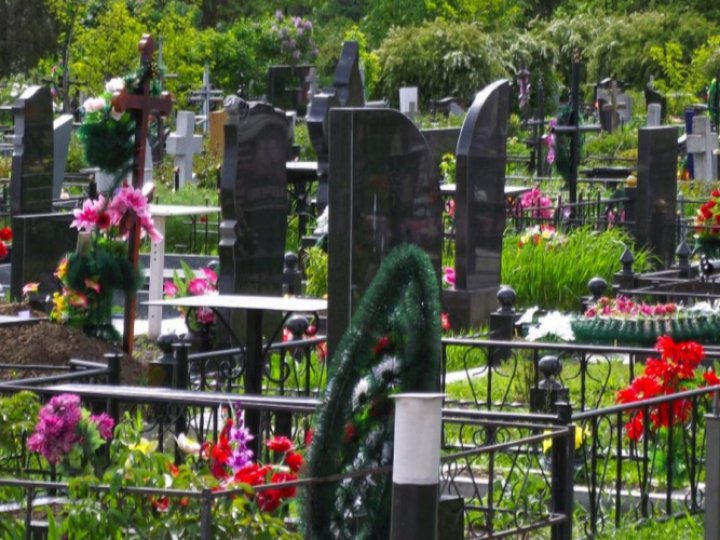 Забобони, пов'язані з кладовищами: луцький священник розвіяв популярні міфи