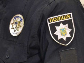 Судили волинянина, який затиснув руки поліцейського у дверях авто і поїхав