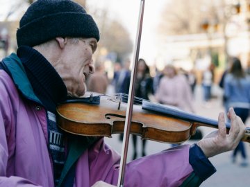Різдвяна історія: у Вінниці зібрали майже 140 тисяч гривень на нову скрипку для незрячого музиканта